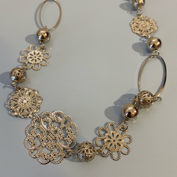 NEW!💙💎GORGEOUS FASHION NECKLACE!💎💙FLOWERS OVALS SILVER BALL BEADS! LOVELY! - Picture 3 of 7